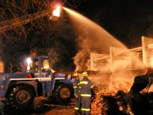 Sporthallenbrand in Groß Grönau - THW unterstützt Löscharbeiten der Feuerwehr