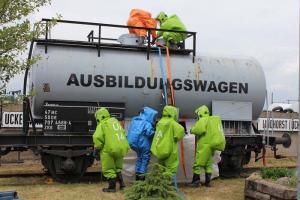 Feuerwerk 2012 in Pasewalk - Feuerwehr und THW gemeinsam bei einer Gefahrgutausbildung