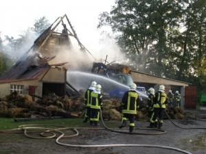THW-Bagger unterstützt Feuerwehr bei Scheunenbrand in Hemmelsdorf