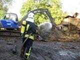 THW-Bagger unterstützt Feuerwehr bei Scheunenbrand in Hemmelsdorf